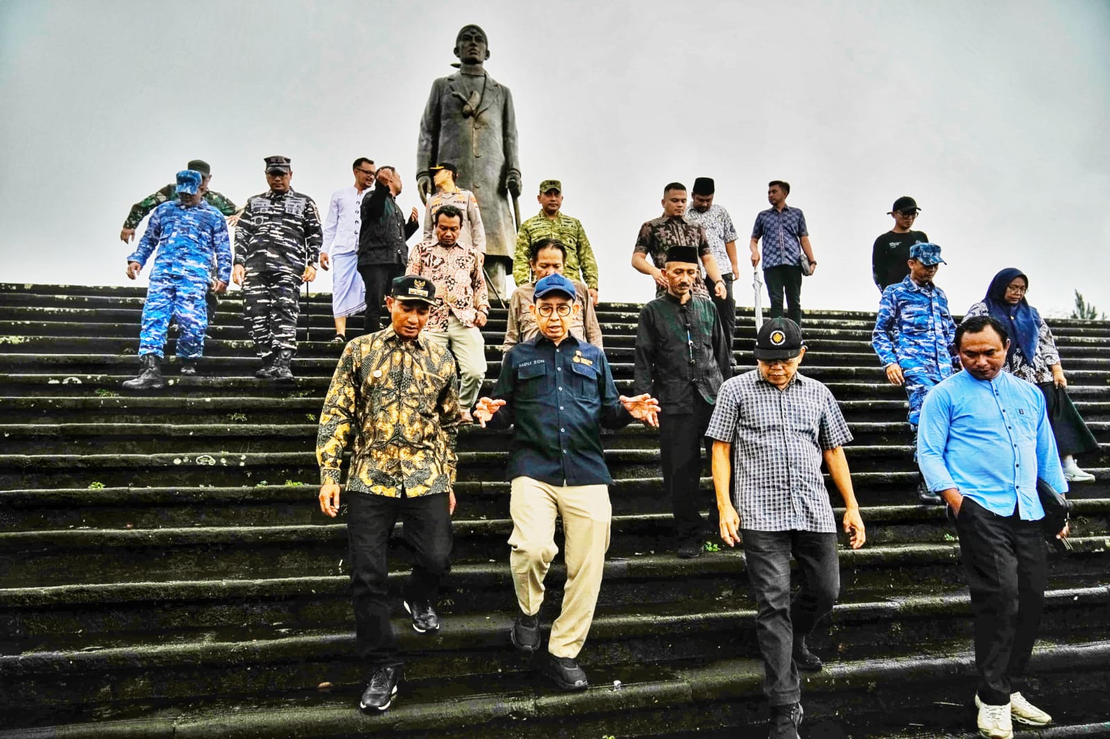 Foto Menteri Kebudayaan Fadli Zon bersama Bupati Pacitan sedang melihat diorama perjuangan Jenderal Sudirman di Monumen Nawangan.