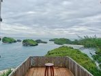 Pemandangan gugusan pulau karang hijau di Pantai Kasap Pacitan dari atas gardu pandang perbukitan.