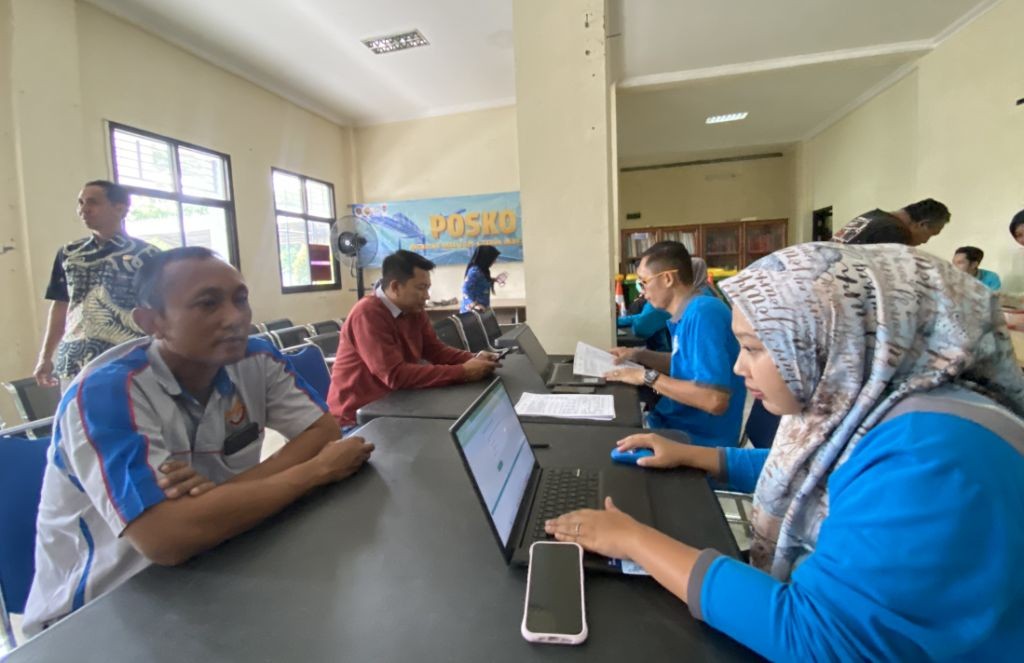 Sopir bus antarkota menjalani pemeriksaan tensi darah dan kesehatan oleh tim medis di Terminal Pacitan
