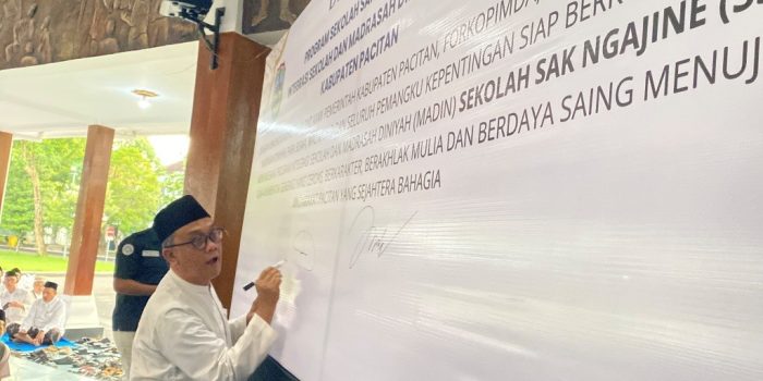 K.H. Luqman Harist Dimyati (Gus Luqman) menandatangani dokumen Deklarasi Sekolah Sak Ngajine (SSN) Pacitan.