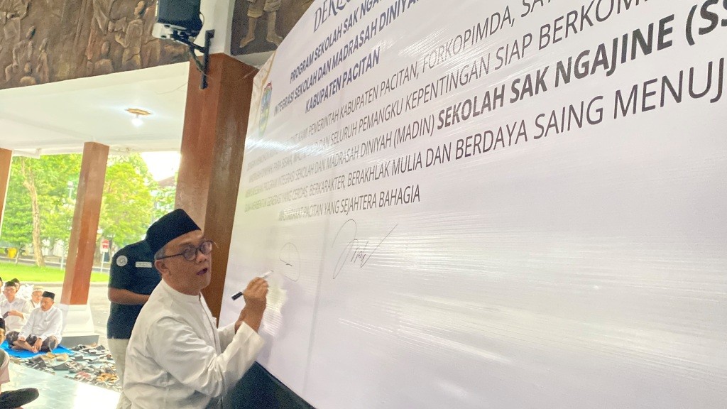 K.H. Luqman Harist Dimyati (Gus Luqman) menandatangani dokumen Deklarasi Sekolah Sak Ngajine (SSN) Pacitan.