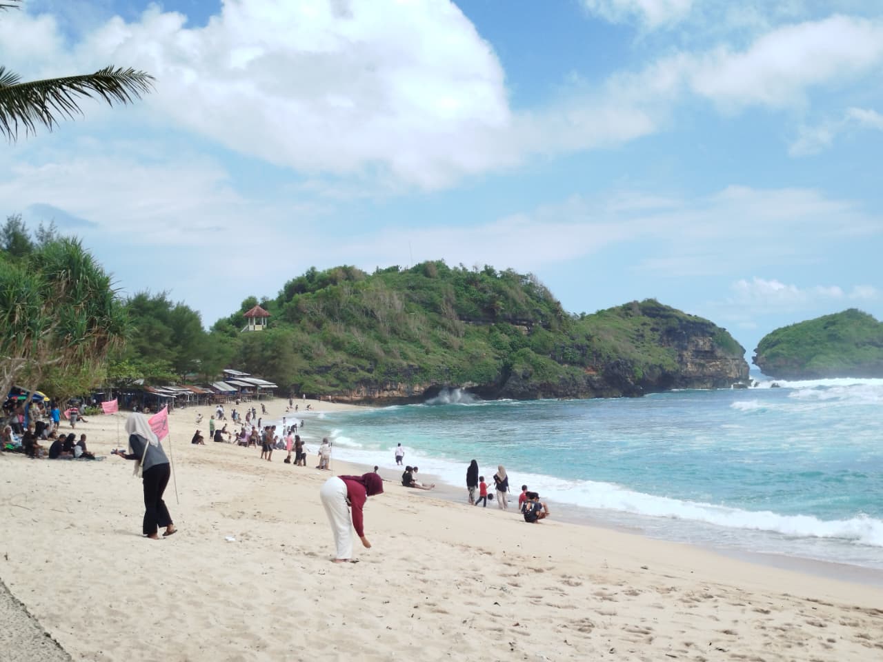 Petugas lifeguard bersiaga di pinggir Pantai Watu Karung Pacitan saat wisatawan bermain air di tengah kondisi ombak tinggi.