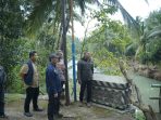 Bupati Pacitan Indrata Nur Bayuaji meninjau jembatan putus di Sudimoro