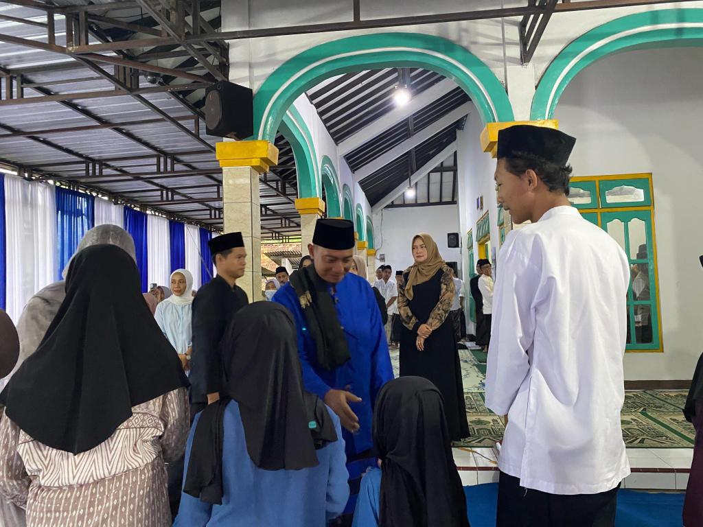 Bupati Pacitan Indrata Nur Bayuaji memberikan santunan kepada anak yatim di Desa Kendal