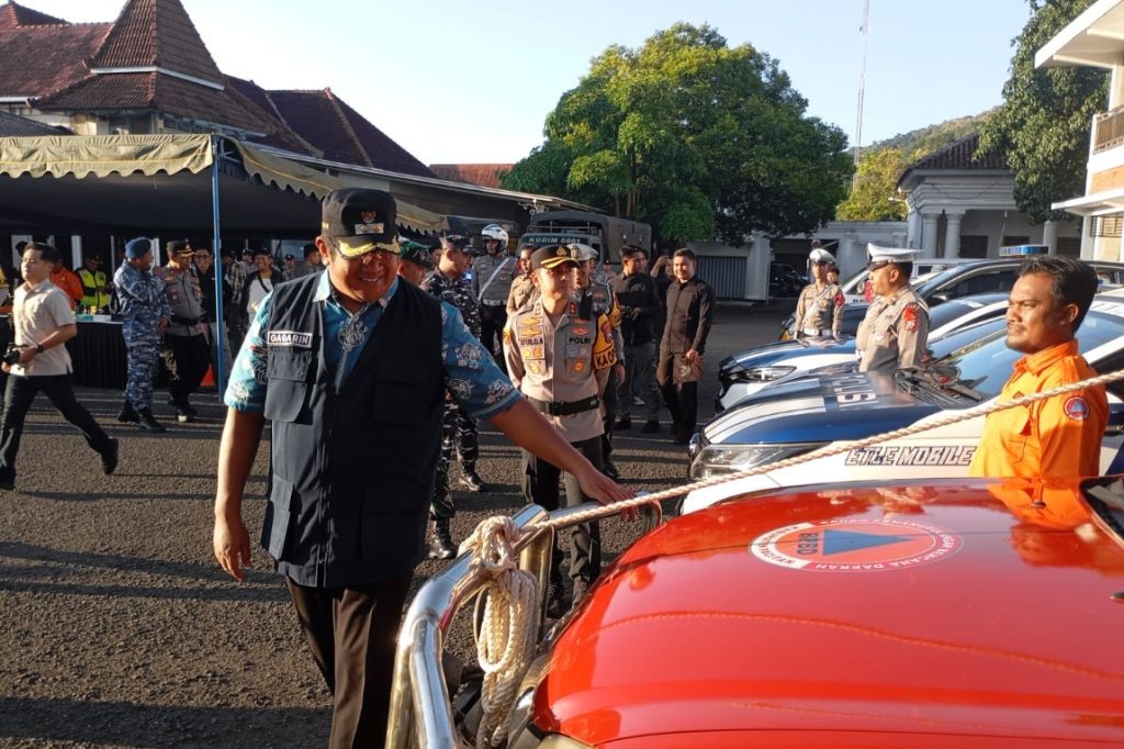 Wakil Bupati Pacitan Gagarin memimpin Apel Operasi Ketupat Semeru 2026 di Pendopo Pacitan.