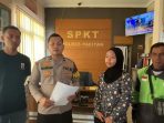 Polisi Polres Pacitan memberikan penghargaan kepada driver ojek online yang membantu menggagalkan penipuan online penyewaan kamera fiktif.