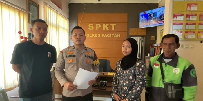 Polisi Polres Pacitan memberikan penghargaan kepada driver ojek online yang membantu menggagalkan penipuan online penyewaan kamera fiktif.