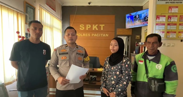 Polisi Polres Pacitan memberikan penghargaan kepada driver ojek online yang membantu menggagalkan penipuan online penyewaan kamera fiktif.