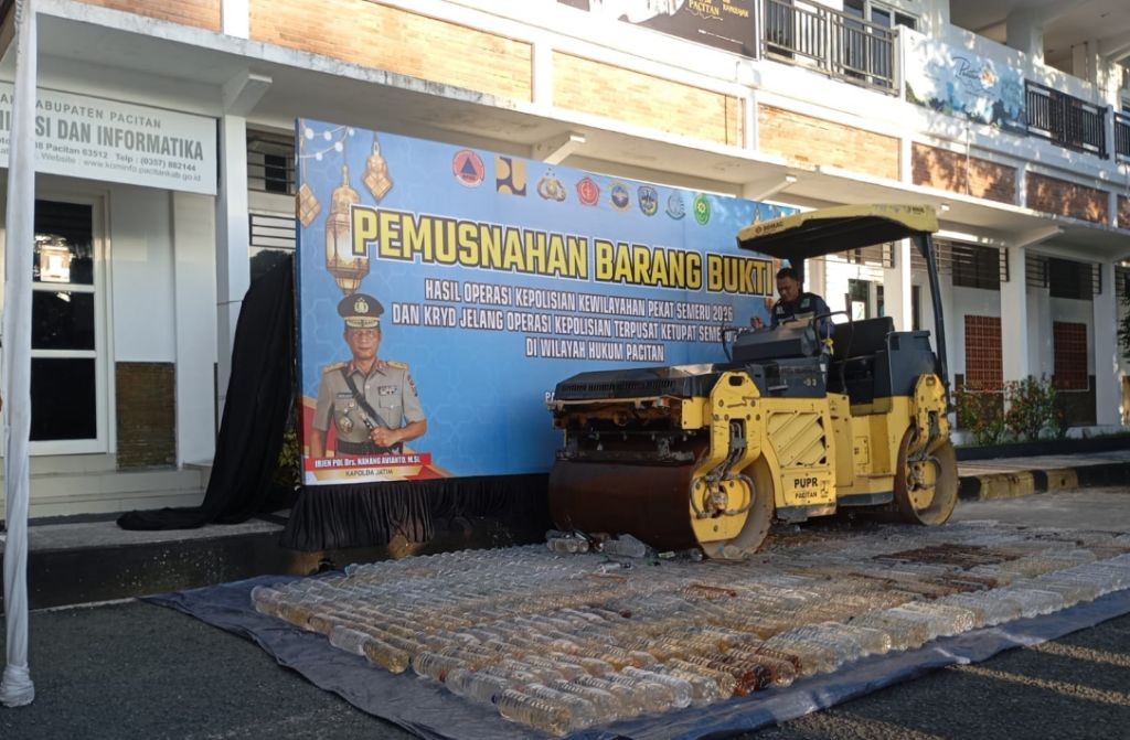 Polres Pacitan memusnahkan 690 botol minuman keras (miras) hasil Operasi Pekat Semeru 2026 dalam konferensi pers di Mapolres Pacitan, Kamis (12/3/2026).