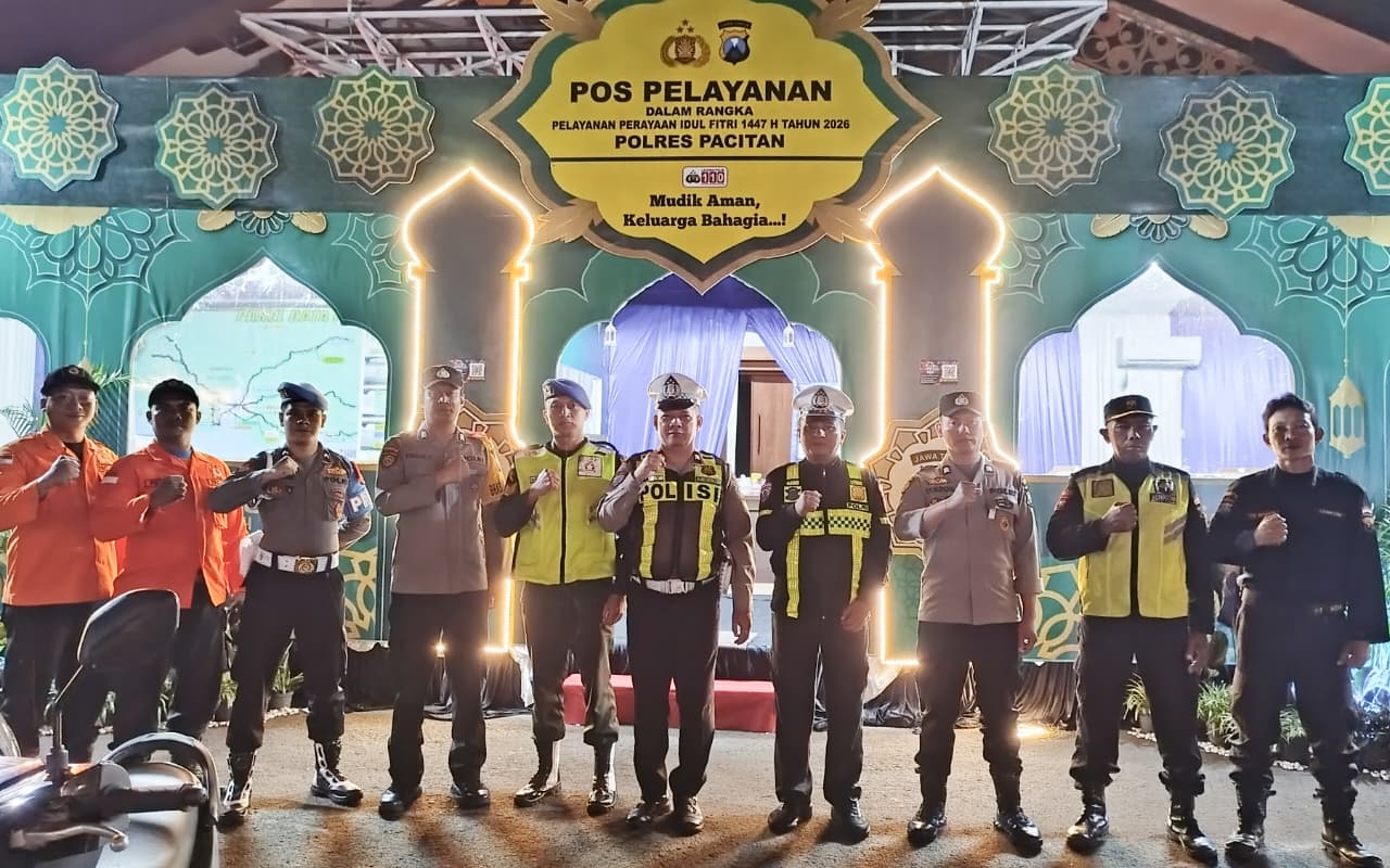 Aipda Eko Bambang Atmoko memberikan keterangan di Pos Pelayanan Mudik Alun-Alun Pacitan.