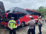 Petugas Dishub Pacitan sedang memeriksa kelaikan teknis bus di Terminal Tipe A.