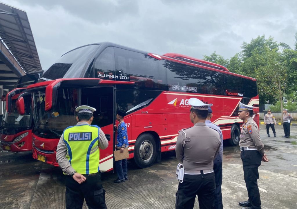 Petugas Dishub Pacitan sedang memeriksa kelaikan teknis bus di Terminal Tipe A.