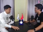 Alifan Bagus Fernanda (jaket putih) saat berbicara di Siniar Kertas Kosong mengenang perjuangannya sebagai buruh pabrik cat.