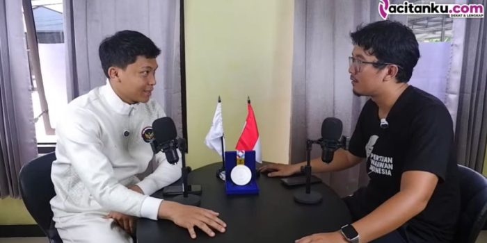 Alifan Bagus Fernanda (jaket putih) saat berbicara di Siniar Kertas Kosong mengenang perjuangannya sebagai buruh pabrik cat.