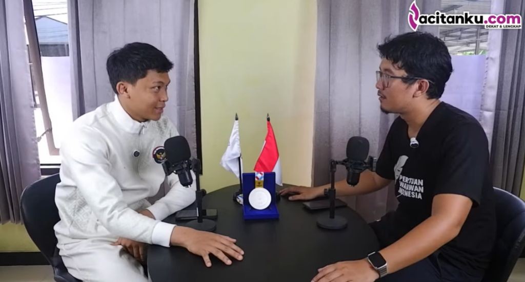 Alifan Bagus Fernanda (jaket putih) saat berbicara di Siniar Kertas Kosong mengenang perjuangannya sebagai buruh pabrik cat.