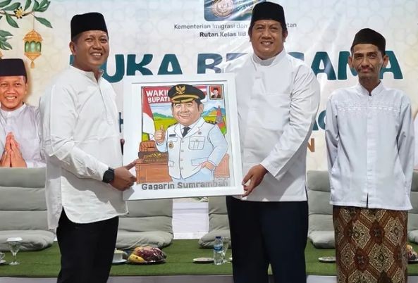 Wakil Bupati Pacitan Gagarin Sumrambah berbicara dengan penuh empati di depan warga binaan Rutan Pacitan.