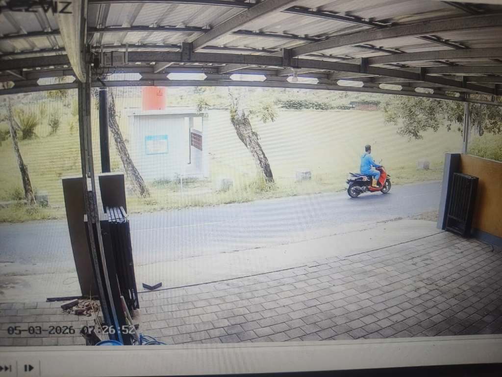 Rekaman CCTV pria berbaju biru dan sepatu boots kuning meninggalkan meja kasir Toko LA Mart Pacitan usai mengambil uang.