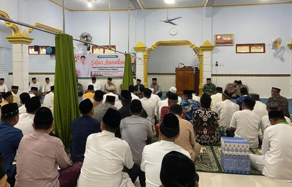 Wakil Bupati Pacitan Gagarin Sumrambah bersama warga saat menghadiri Safari Ramadhan di Masjid Miftahul Huda Desa Gayuhan.