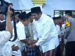 akil Bupati Pacitan Gagarin Sumrambah bersama warga saat menghadiri Safari Ramadhan di Masjid Miftahul Huda Desa Gayuhan.