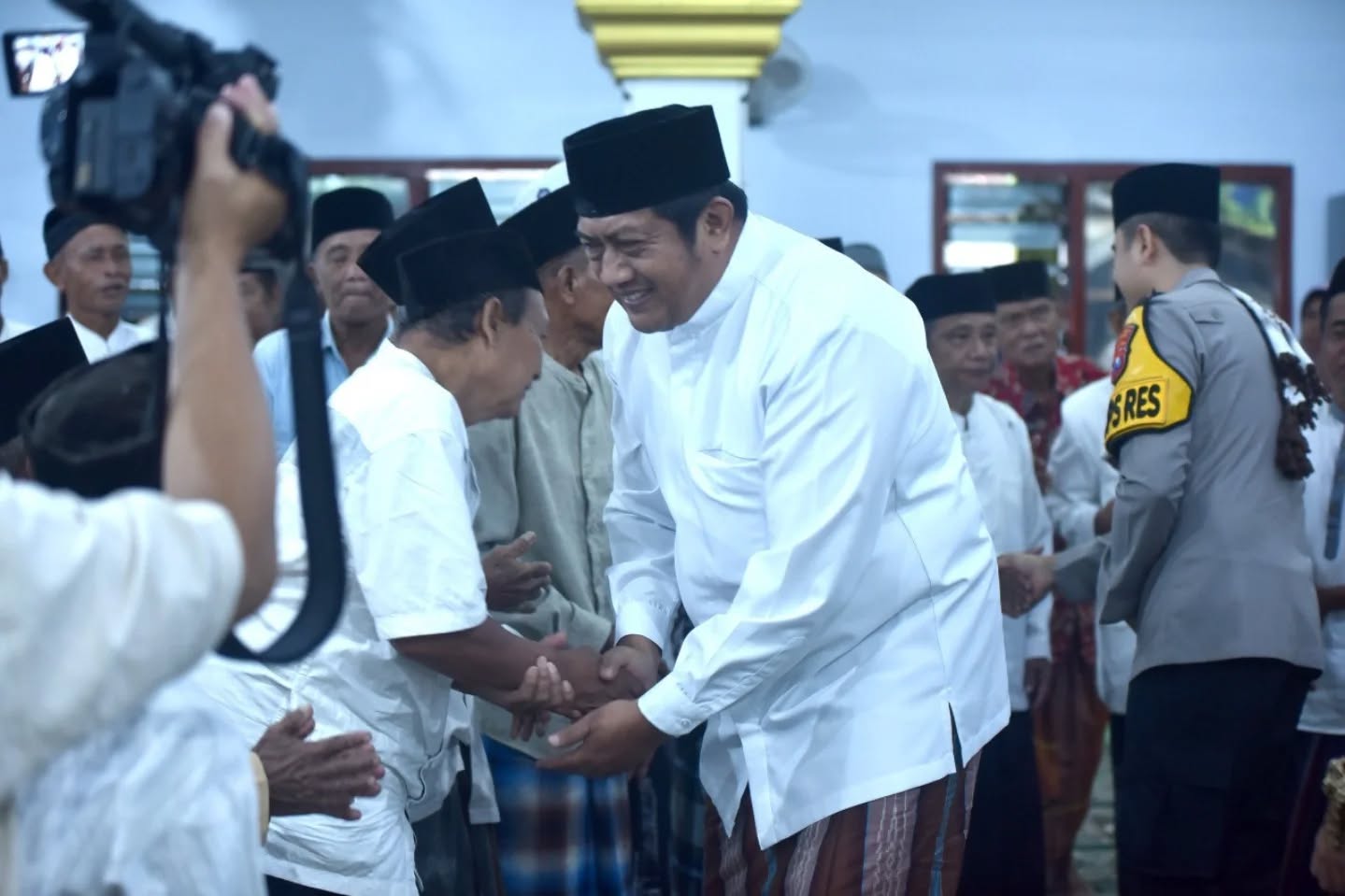 akil Bupati Pacitan Gagarin Sumrambah bersama warga saat menghadiri Safari Ramadhan di Masjid Miftahul Huda Desa Gayuhan.