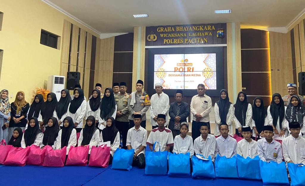 Kapolres Pacitan AKBP Ayub Diponegoro Azhar menyerahkan santunan kepada anak yatim YPYP Darussalam di Gedung Graha Bhayangkara.