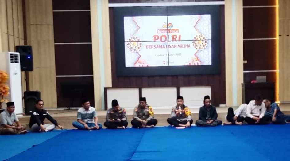 Kapolres Pacitan Ayub Diponegoro Azhar menyerahkan santunan kepada anak yatim saat acara buka bersama media.