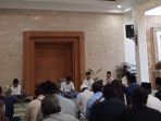 Bupati Pacitan Indrata Nur Bayuaji sedang mengaji bersama wartawan saat Khatmil Quran di Halking.