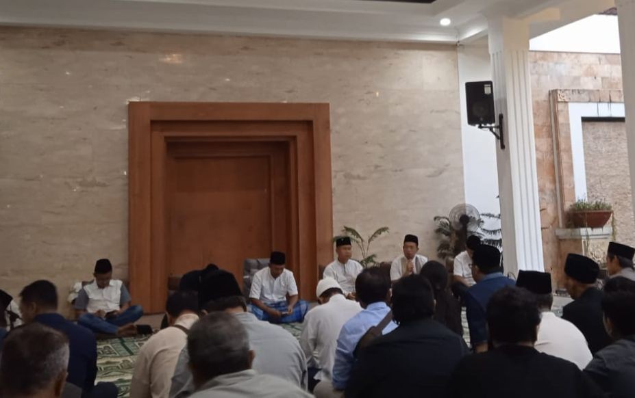 Bupati Pacitan Indrata Nur Bayuaji sedang mengaji bersama wartawan saat Khatmil Quran di Halking.