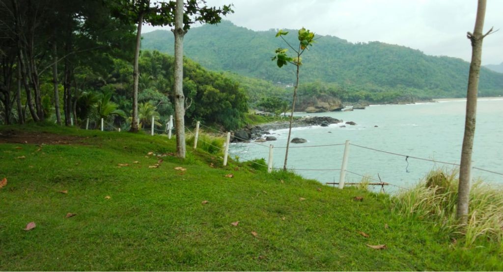 Pemandangan laut lepas dari area pagar pembatas jembatan gantung Pantai Watu Bale.