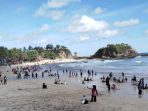 Ribuan wisatawan memadati kawasan Pantai Klayar Pacitan pada masa libur Lebaran 2026.