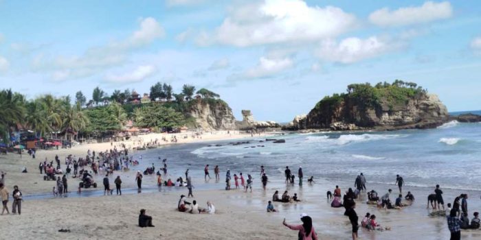 Ribuan wisatawan memadati kawasan Pantai Klayar Pacitan pada masa libur Lebaran 2026.