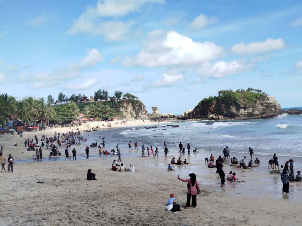 Ribuan wisatawan memadati kawasan Pantai Klayar Pacitan pada masa libur Lebaran 2026.