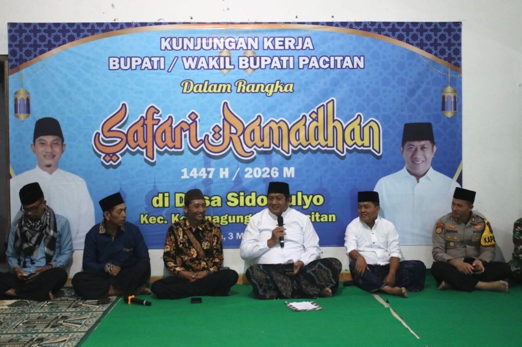 Wakil Bupati Pacitan Gagarin Sumrambah sedang berbincang santai dengan warga Dusun Mantenan di dalam Masjid Baitul Taqwa saat Safari Ramadan.