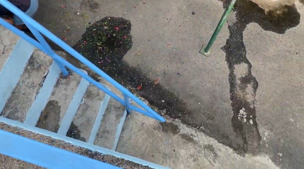 Kondisi TKP kecelakaan maut di gang sempit Arjawinangun Pacitan, menampilkan sepeda motor korban, tiang listrik yang tertabrak, dan garis polisi di kawasan permukiman padat.