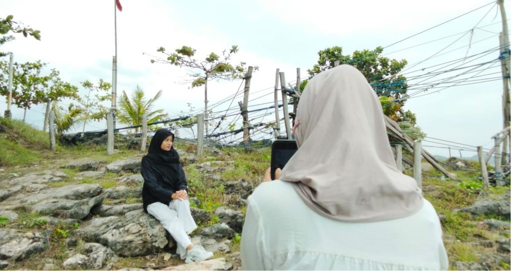 Tekstur alami batuan karang pantai dengan latar belakang langit biru di Watu Bale Pacitan.