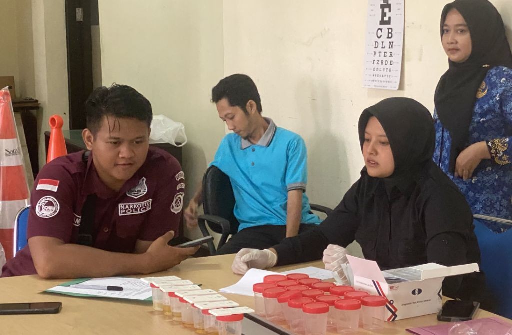 Petugas Satres Narkoba Polres Pacitan melakukan pemeriksaan urine terhadap sopir bus di Terminal Pacitan.