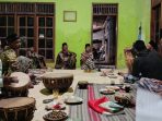 Warga Desa Pucangombo Pacitan melantunkan Sholawat Jawa menggunakan bahasa daerah secara bersama-sama.