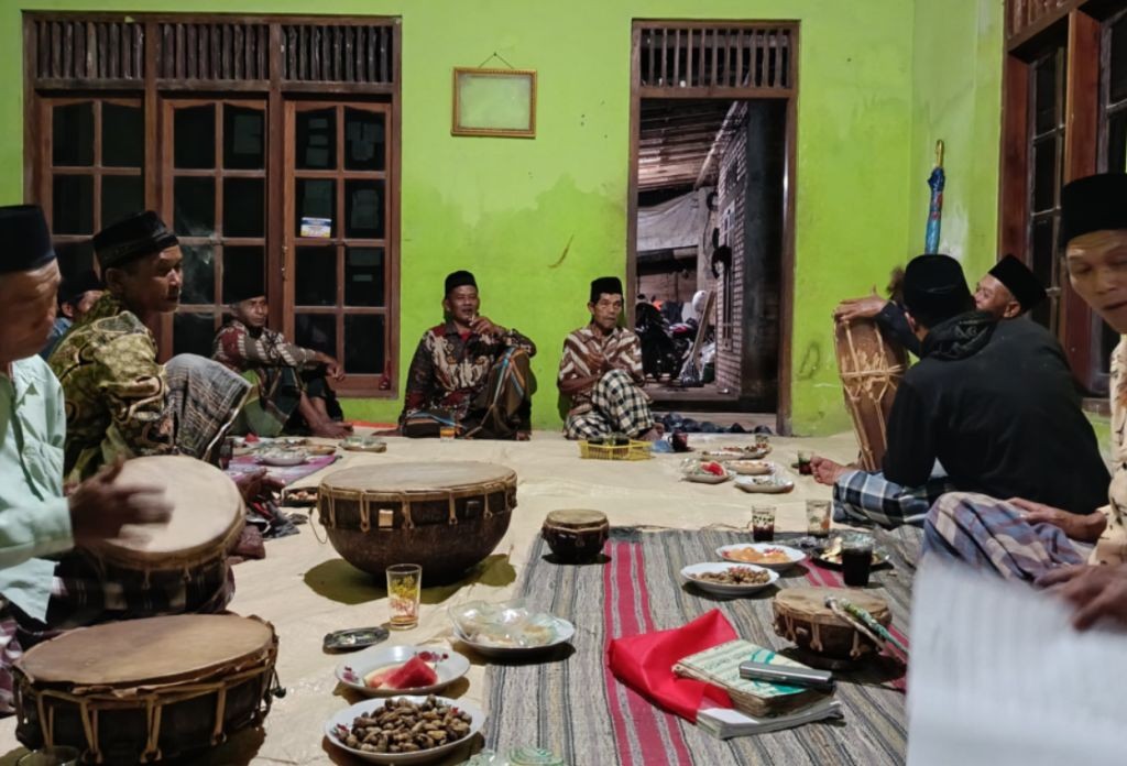 Warga Desa Pucangombo Pacitan melantunkan Sholawat Jawa menggunakan bahasa daerah secara bersama-sama.