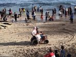 Wisatawan mengendarai ATV di sepanjang garis Pantai Klayar Pacitan saat libur Lebaran 2026.