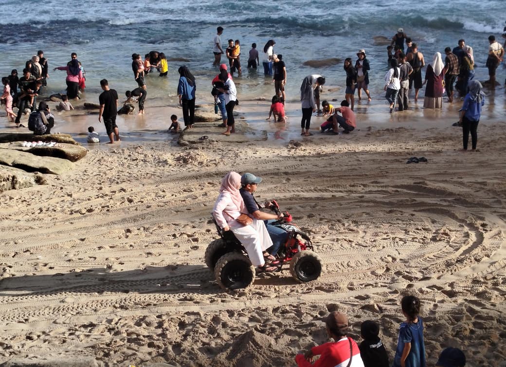 Wisatawan mengendarai ATV di sepanjang garis Pantai Klayar Pacitan saat libur Lebaran 2026.