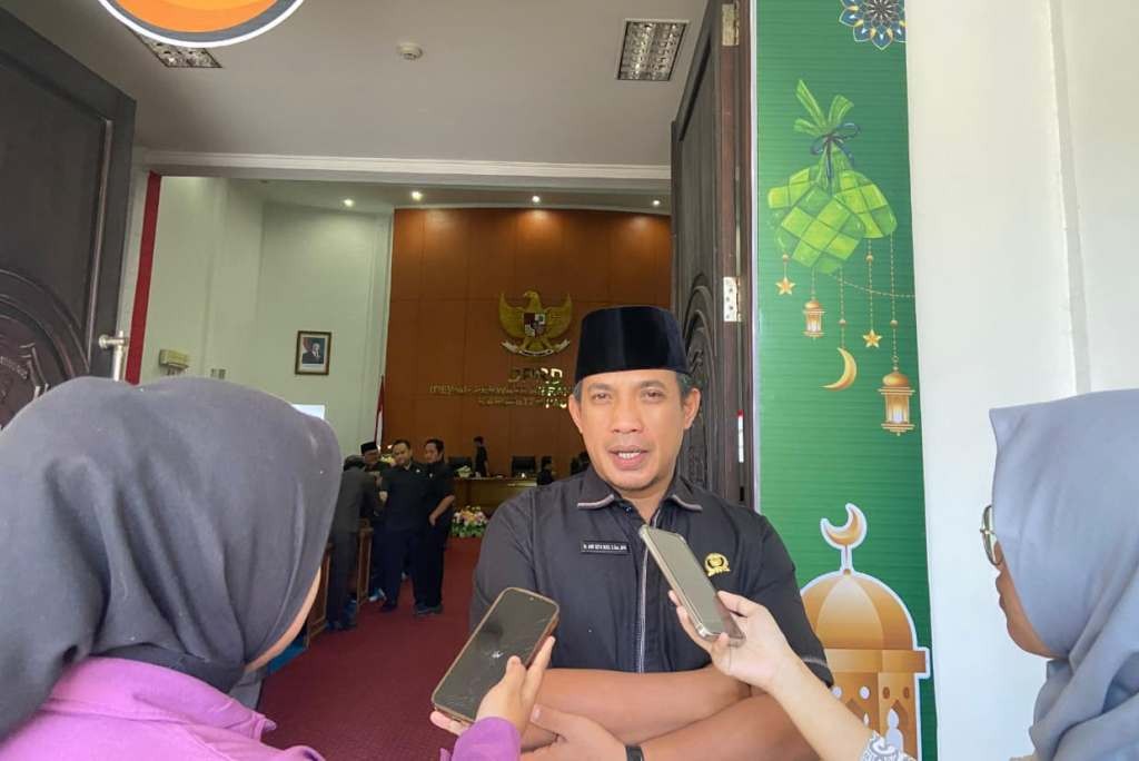 Ketua DPRD Pacitan Dr. Arif Setia Budi sedang memberikan keterangan pers kepada sejumlah wartawan setelah Rapat Paripurna LKPJ 2025.