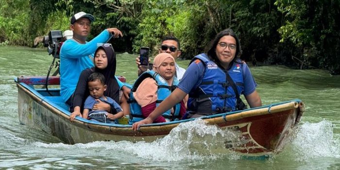 Wisatawan menyusuri keindahan alam Sungai Maron Pacitan menggunakan perahu saat libur Lebaran 2026.