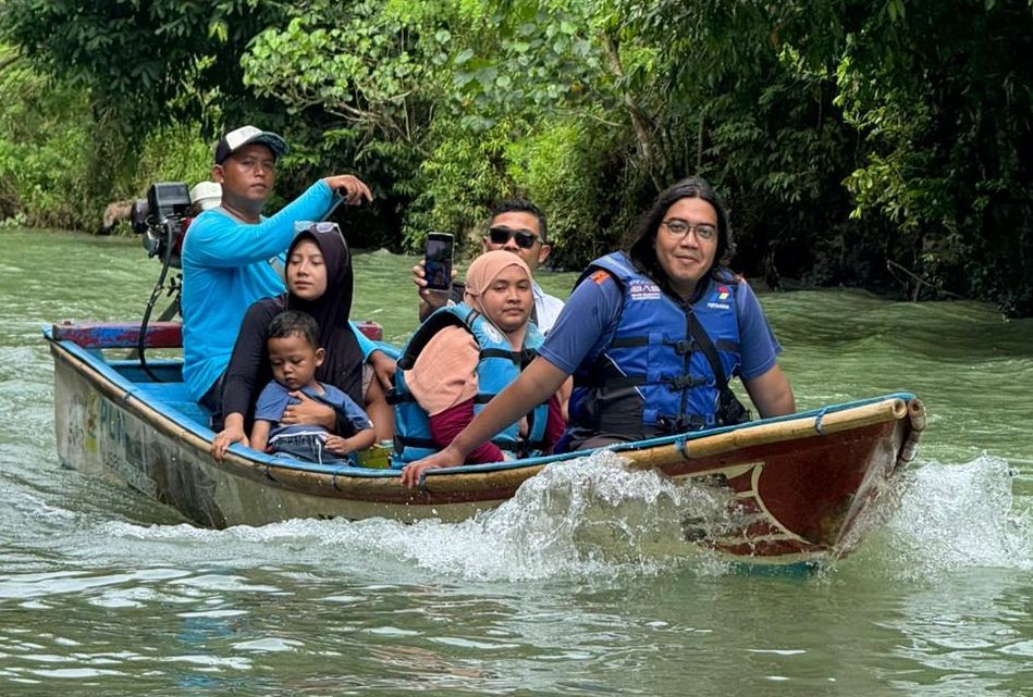 Wisatawan menyusuri keindahan alam Sungai Maron Pacitan menggunakan perahu saat libur Lebaran 2026.