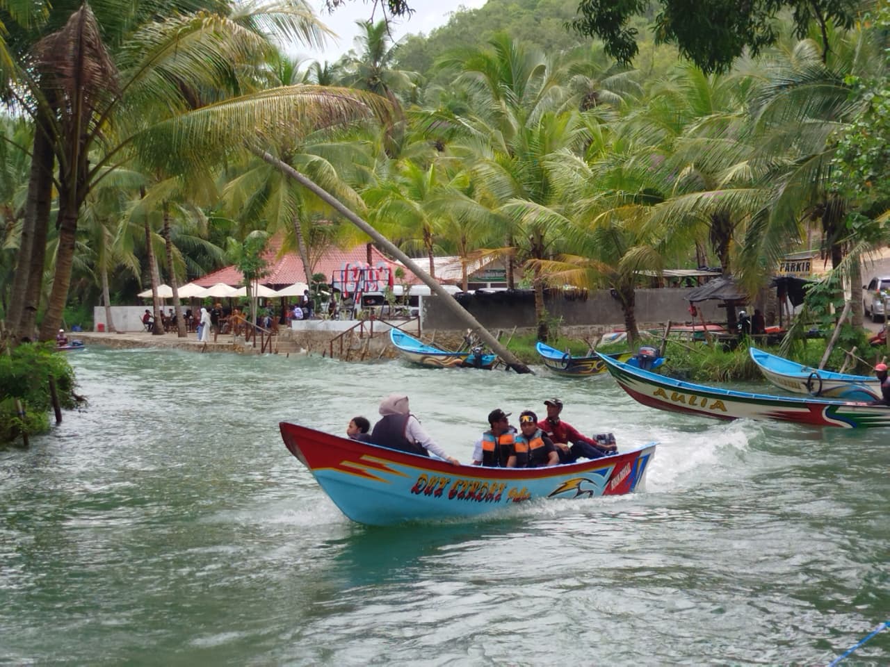 Ribuan wisatawan menaiki kapal susur sungai di kawasan wisata Kali Cokel, Kabupaten Pacitan saat libur Lebaran.