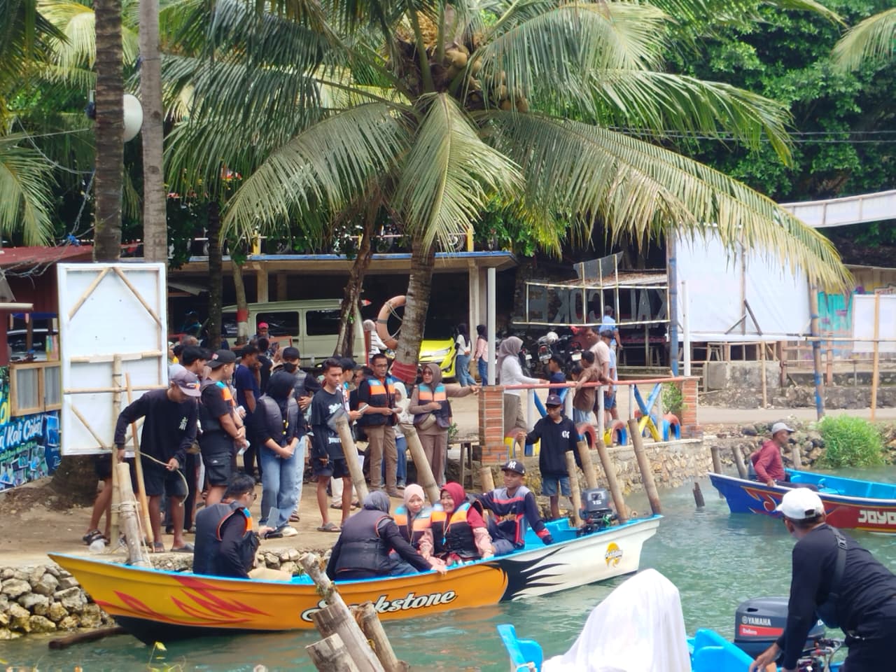 Antrean perahu wisata yang membawa wisatawan menyusuri Kali Cokel menuju Pantai Kasap Pacitan pada libur Lebaran.