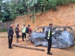Kerangka mobil Suzuki Futura yang habis terbakar, hanya menyisakan logam gosong dan puing-puing di pinggir jalan desa Nawangan, Pacitan.