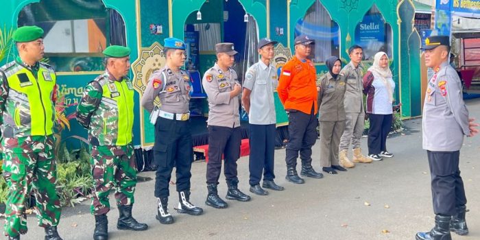 Anggota Polres Pacitan dan Dinas Perhubungan (Dishub) melakukan briefing dan koordinasi di depan Pos Pelayanan Alun-alun Pacitan sebelum bertugas mengamankan puncak arus balik Lebaran 2026.
