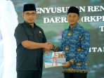 Foto Ketua DPRD Kabupaten Pacitan menyerahkan dokumen map berisi naskah RKPD 2027 kepada Bupati Pacitan Indrata Nur Bayuaji di atas panggung Pendopo Kabupaten.