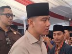 Wakil Presiden Gibran Rakabuming Raka menyalami para santri Pondok Tremas Pacitan didampingi pengawalan ketat Paspampres.