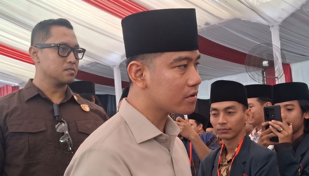 Wakil Presiden Gibran Rakabuming Raka menyalami para santri Pondok Tremas Pacitan didampingi pengawalan ketat Paspampres.